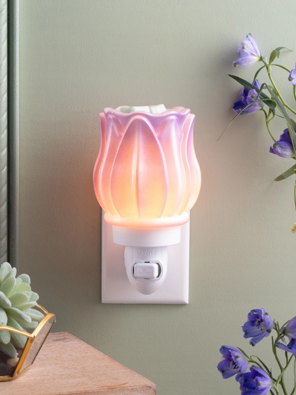 Scentsy Prismatic Petal Mini Warmer Wall Plug-in Night light NIB